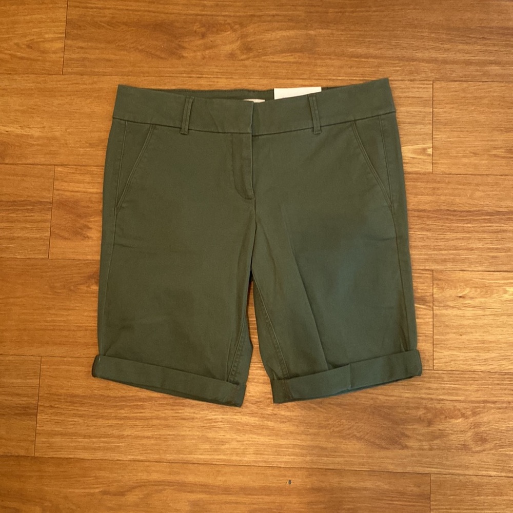 NWT Green, Loft Bermuda Roll Short Size 10